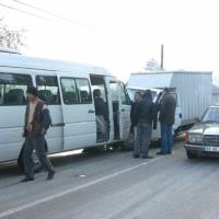 KUYUDÜZÜ’NDEN MUSTAFA BAŞAR’IN SERVİS MİNİBÜSÜ, İŞÇİ TAŞIRKEN KAZA YAPTI